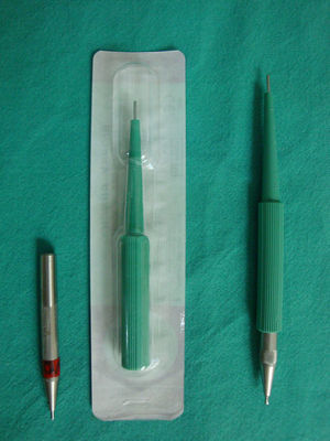 Instrumental que utilizamos para la extracción de unidades foliculares. A la izquierda se observa el sacabocados romo de Harris, en el medio un sacabocados convencional Miltex® de 1mm y a la derecha cómo se acoplan ambos.