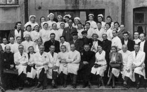 Lodz, Polonia. Parte de la plantilla del hospital del gueto. Archivo fotográfico de Yad Vashem.