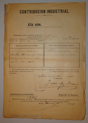 Alta de Actas en la Contribución Industrial, firmada en septiembre de 1909 por Juan de Azúa. Este frágil papel es el único documento de 1909 que se conserva actualmente en nuestra Academia. La dirección consignada en él era el domicilio particular del primer administrador, Miguel Serrano.