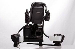 Cámara compacta con flash para tomas macro. El conjunto supone la pérdida de la comodidad de una compacta, a pesar del aumento de calidad.