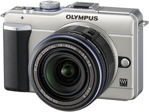Ejemplo de una cámara mirrorless (del inglés «sin espejo»). Tamaño y aspecto exterior similar al de una compacta con prestaciones superiores.