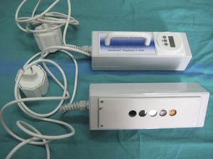 Lámpara fluorescente de mano portátil. Lámpara de espectro continuo (PLS-special) de 9 watios con filtro integrado para el espectro de emisión, con 5 spots de 5mm que emiten el 7%-34%-63%-85%-100% del espectro en UVB o en UVA (Gigatest, Medisun, Francia) y, por tanto, determinar la dosis de exposición (en j/cm2) según el tiempo de contacto cutáneo.