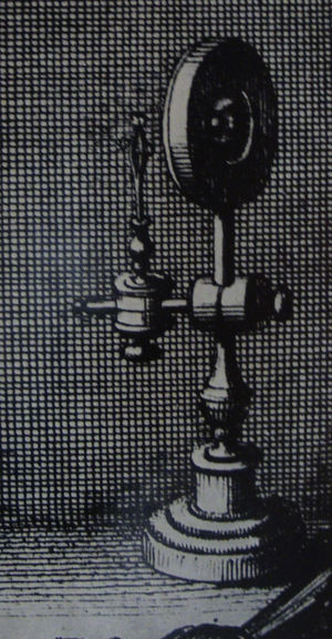 Esta bella imagen de un primitivo microscopio de una única lente aparece en uno de los grabados del valenciano Crisóstomo Martínez. Data de la segunda mitad siglo XVII.