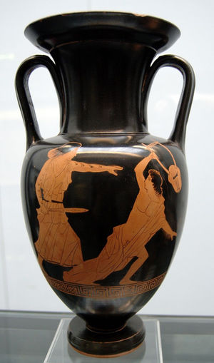 Jarrón griego con rostro rojo (450-440 a. de C.) que representa la muerte de Orfeo por una ménade tracia que empuña una espada y lleva tatuajes con patrones geométricos en sus brazos desnudos. Entre los tracios, el tatuaje en los hombres servía como indicador de alto estatus social y nobleza, distinguiendo claramente a la aristocracia de los campesinos. Por el contrario, el ensayista griego Plutarco sugiere que las mujeres tracias (ménades), cuyo nombre equivale aproximadamente a «mujeres locas» o «lunáticas», habían sido tatuadas por sus maridos como castigo por haber matado a Orfeo. A pesar de sus reticencias sobre la práctica, a los antiguos griegos también les fascinaba la idea de los tatuajes. Por consiguiente, dentro de la iconografía de la pintura del jarrón en los siglos v y iv a. de C., los artistas griegos ilustraban a menudo a las mujeres tracias empuñando espadas, lanzas, puñales y hachas. En dichos jarrones, los tatuajes geométricos de los cuerpos de las mujeres aluden a la fuerza atlética y son utilizados para acentuar la musculatura y el movimiento.