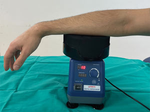 Photograph showing the position of the forearm on top of the laboratory vortex mixer during the provocation test (vortex test).