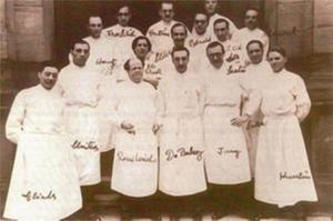 René Leriche con su grupo quirúrgico en la Facultad de Medicina de Estrasburgo (1936).