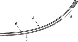 Muestra una vista en sección longitudinal de la barra de eje curvo que compone el cuerpo central o estructura tubular del instrumento de grapado, donde se aloja la prótesis.