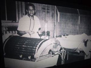 El joven Willem Kolff con una de sus máquinas dializadoras de tambor. Al finalizar la Segunda Guerra Mundial, Kolff donó los 5 «riñones artificiales» que había hecho a diversos hospitales de todo el mundo, incluyendo el Hospital Monte Sinaí de Nueva York. Este acto altruista contribuyó a la difusión de la hemodiálisis en la práctica clínica.