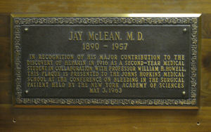 Placa de bronce en el Departamento de Farmacología de la Facultad de Medicina de la Universidad Johns Hopkins, en recuerdo al descubrimiento de la heparina por McLean.