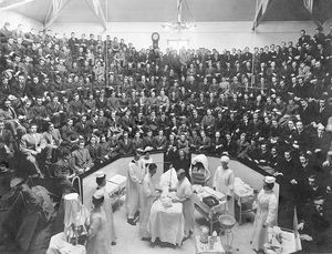 Estudiantes de odontología del Hospital General de Pennsylvania observando una intervención en la clínica de Cirugía Oral, 1910. Gilbert Studios, Philadelphia.