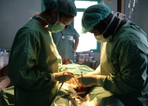 Cirugía con cirujanos locales en Mali.