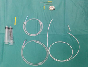 Mesa quirúrgica estéril con material necesario para colocar el PAC.