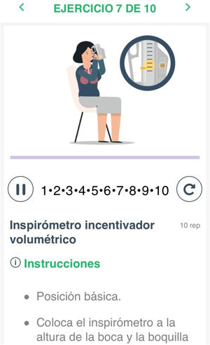 Captura de pantalla de la aplicación. Sección de ejercicios de fisioterapia respiratoria. El panel superior permite cambiar los ejercicios. La animación enseña los rangos de movimiento del ejercicio. El reloj muestra el número de repeticiones o tiempo que debe completar el paciente; hay iconos para iniciar, pausar o reiniciar el reloj. En la parte inferior el panel de texto explica las instrucciones de los ejercicios.