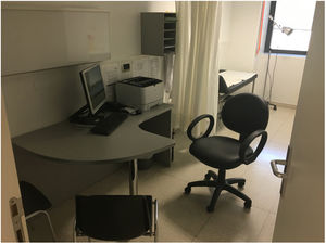 Mesa en forma de «P» en consulta externa para facilitar la «proximidad» con el paciente (parte redondeada) al propio tiempo que permite una sección para el ordenador, teclado e impresora. Fuente: cortesía del Instituto Respiratorio, Hospital Clínic, Barcelona.