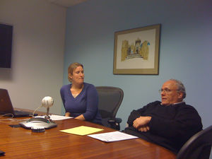 El Dr. Herbert Kressel, editor jefe de Radiology, y Pamela Lepkowski, de la oficina editorial de Radiology en Boston, Massachusetts, justo antes de la grabación de uno de los podcast de la revista.