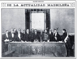 Inauguración oficial de la Sociedad Española de Electrología y Radiología Médicas el 11 de febrero de 1917, en la Real Academia de Medicina de Madrid, DE la que fueron figuras centrales Joaquín Decref (flecha blanca), Celedonio Calatayud (flecha negra) y el Rey Alfonso xiii (en el centro).
