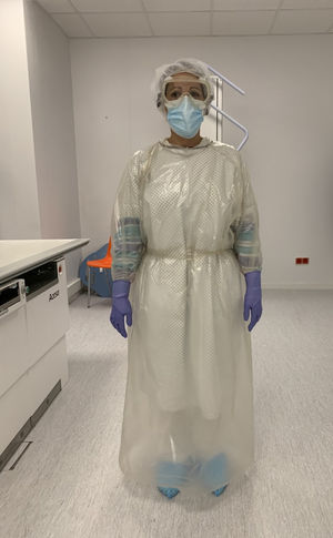 Equipo de protección individual. Técnico superior en imagen para el diagnóstico que muestra el equipo de protección utilizado en el sector “COVID-19”. Véase tabla 1.