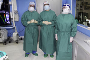 Equipo de radiología intervencionista (radiólogo, enfermero y técnico) equipados con las medidas de protección.