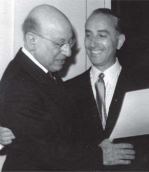 Carelli recibe su diploma de Miembro Fundador de la Sociedad Argentina de Radiología, de manos del entonces presidente Guido Gotta (1951).