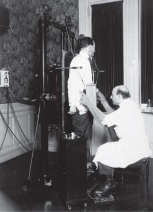 Carelli efectuando un examen fluoroscópico.