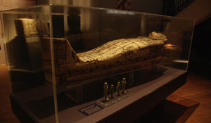 Sarcófago de Tadimentet, junto con cuatro figuras funerarias (Museo de Ciencias Naturales de la Ciudad de la Plata).