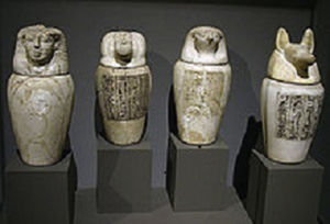Los cuatro vasos canopes de la dinastía XIX, exhibidos en el Museo de Berlín.