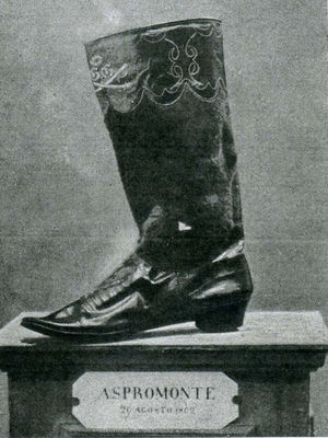 La bota que usó Garibaldi en Aspramonte, con el orificio de entrada de la bala (Museo Cívico del Risorgimento di Bologna).