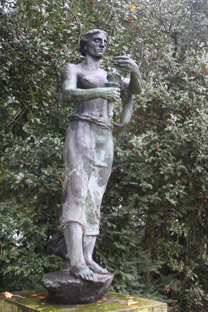 Estatua “El Genio de la Luz” en honor a Roentgen, del escultor Arno Becker (1930).