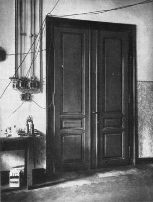 La famosa puerta del laboratorio de Röntgen, a través de la cual obtuvo una radiografía2.
