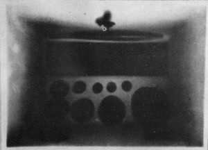 Radiografía de unas pesas en su casa, obtenida por Röntgen durante sus experimentos2.
