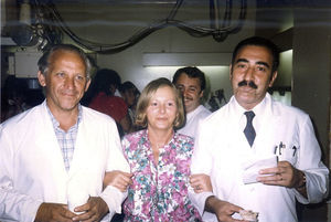 El Dr. Eduardo Mondello y el autor, con la Dra. Elsa Barschfeld.