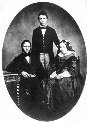 Roentgen con sus padres.