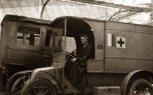 Marie Curie subida a una de sus ambulancias radiológicas.