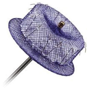 Detalhes do oclusor. Note‐se o disco na parte inferior da figura e, acima dele, o lobo, em que são visualizados os seis pares de ganchos de fixação.