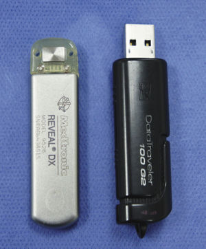 Monitor cardiaco implantable comparado con una memoria USB.