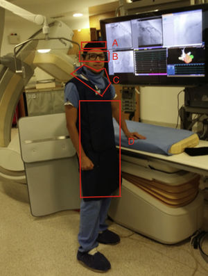 Medidas de protección vascular personal. A: Gorro plomado, B: Gafas con protección radioionizante, C: Collar plomado de protección radio- ionizante, D: Chaleco plomado para protección de miembros inferiores, abdomen y tórax.