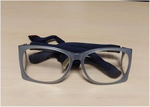 Gafas plomadas con protección lateral.