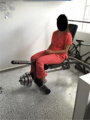 Paciente durante la medición de la fuerza muscular.
