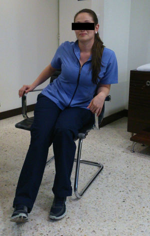 Modificación de la postura de la paciente al sentarse por dolor.