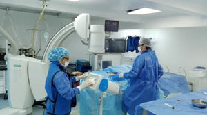Realización de arteriografía diagnóstica en la sala de hemodinamia de la Clínica Medical Proinfo.