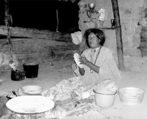 Susana haciendo tortillas (fotografía de Blanca Cárdenas Carrión).