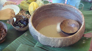 Bebida de “pozol”, acompañada con “orejas de mico”. Comalcalco, Tabasco (fotografía de Jiapsy Arias, 8 de noviembre de 2011).