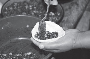 Preparación de pompos rellenos de cuitlacoche, en una comunidad náhuatl de Tlanchinol, Hidalgo (fotografía de Ángel Moreno).