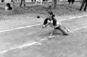 Dulce Villa jugando ulama de antebrazo (fotografía: Manuel Aguilar-Moreno).