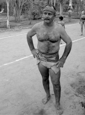 Fito Lizárraga jugando ulama de cadera en Los Llanitos (2003) (fotografía: Karla Lopez).