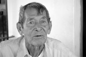 Rafael “El Huilo” Cázares de 94 años hablando de sus experiencias en el ulama (2003). “El Huilo” murió en 2012 a la edad de 103 años (Fotografía: David Mallin).