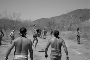 Pasando la pelota sobre el analco (Fotografía: David Mallin).