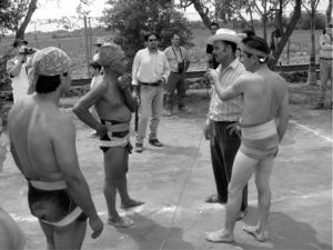 Alegata entre Fito Lizárraga y Chuy Páez de Los Llanitos contra Modesto Huaira de Escuinapa (fotografía: Manuel Aguilar-Moreno).
