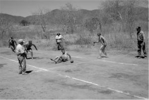 Los veedores arbitrando un juego en la población de La Mora Escarbada (fotografía: David Mallin).