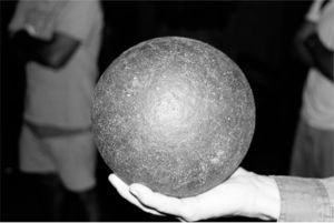 Pelota original de Ulama hecha con la técnica tradicional precolombina (fotografía: Manuel Aguilar-Moreno).